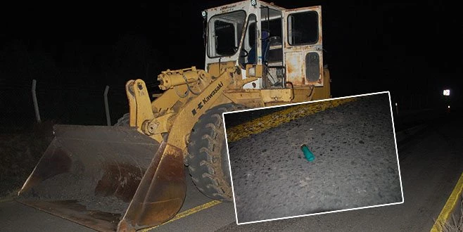 YOL ORTASINA TERK EDİLEN İŞ MAKİNESİNDE KURŞUN İZLERİNE RASTLANDI